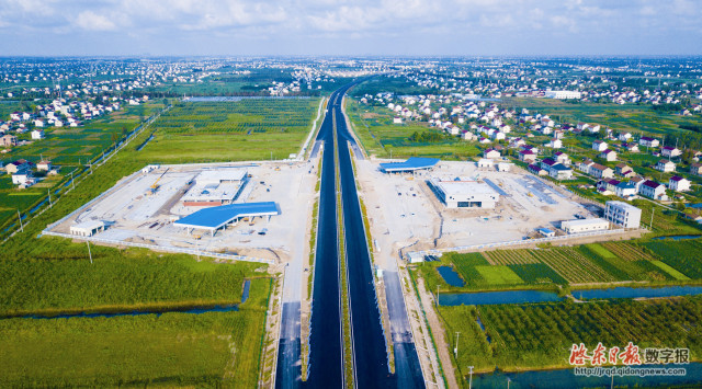 8月20日,海启高速吕四港服务区正在加紧建设.