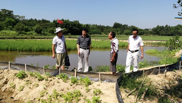 陈忠才赴新发镇花园村帮扶贫困户