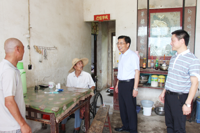 详情 宣州讯 6月25日,区委书记余宏汉到孙埠镇合义村调研脱贫攻坚工作