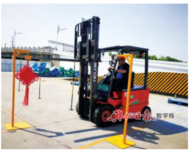 叉车工精彩操作如"杂技"