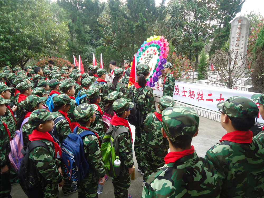 东安实验学校学生祭扫空港卫士吴海军烈士墓