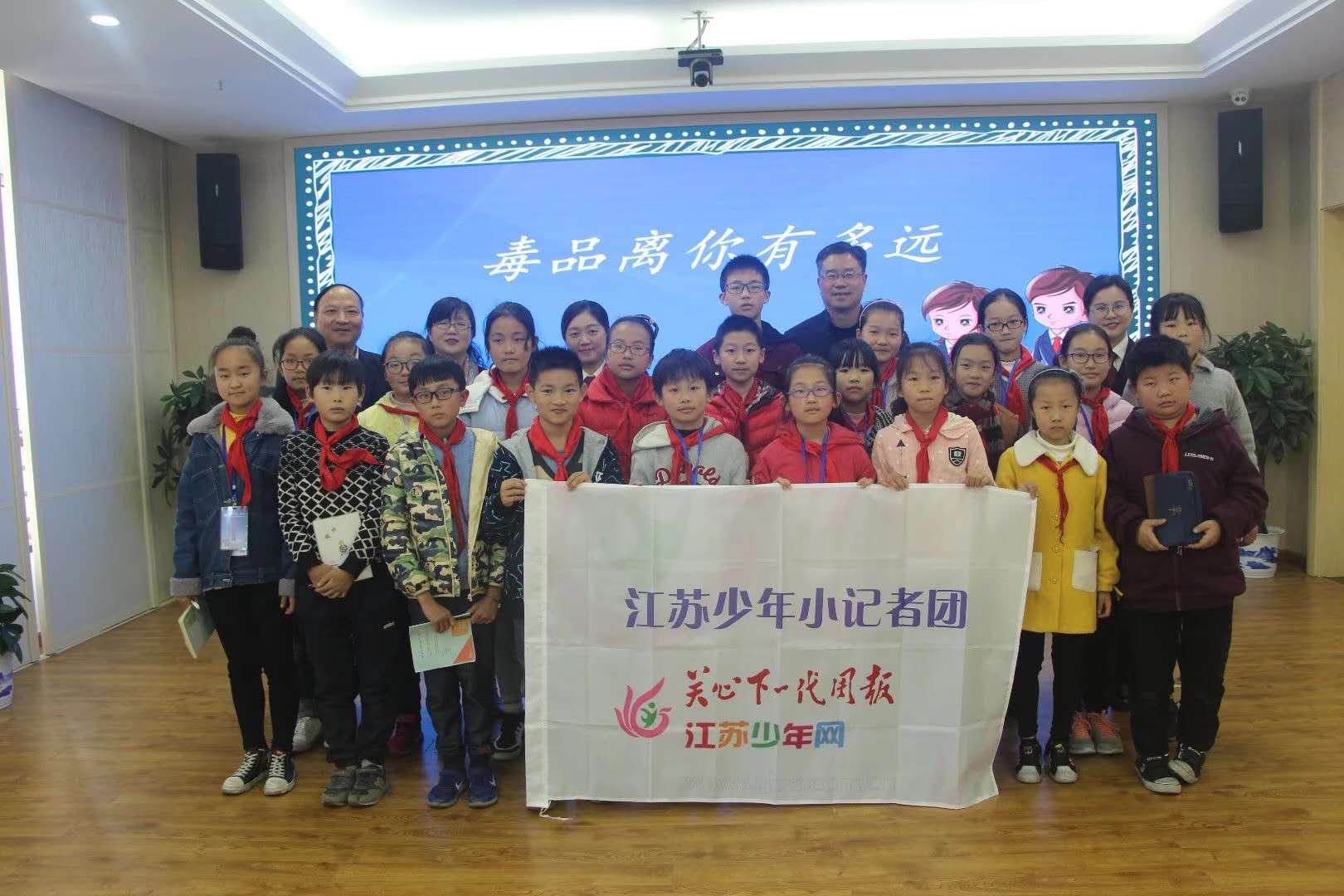 记《周报》十佳小记者辅导员,常州市郑陆实验学校李细兴老师左一